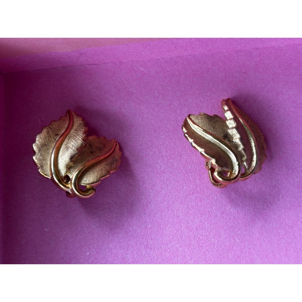 Trifari Clip On Earrings Gold Tone Textured Leaf Vintage Botanical Jewelry